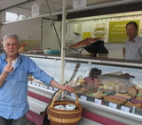 Wurst, Fleisch, Brot und Eier auf dem Wochenmarkt in Horben